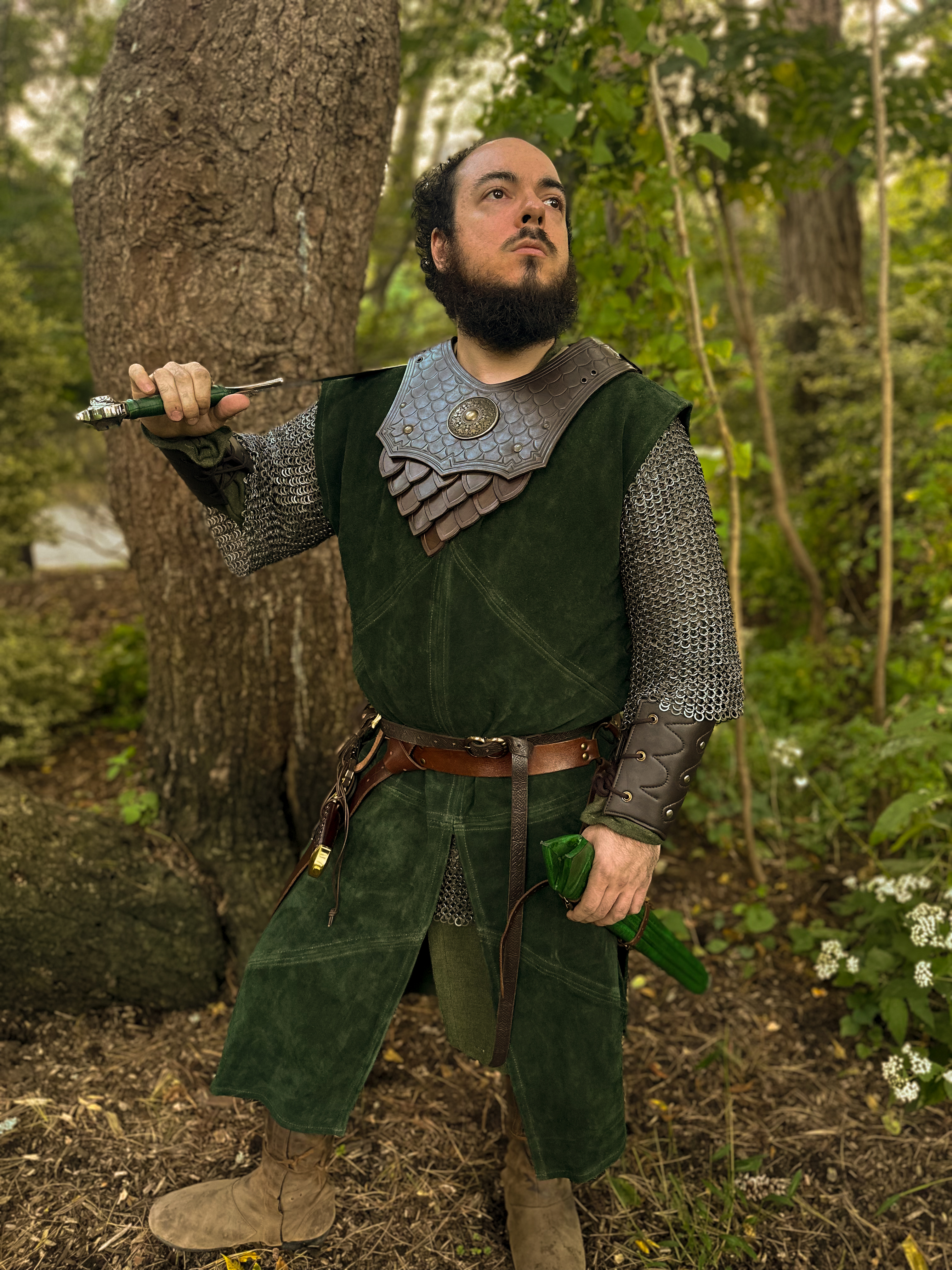 Beren stands tall, looking into the distance, sword over his shoulder